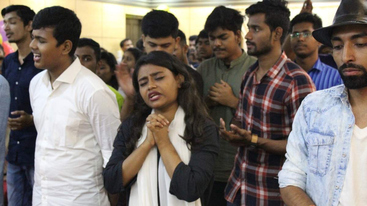 Agradeciendo a Dios mientras vuelan los ladrillos