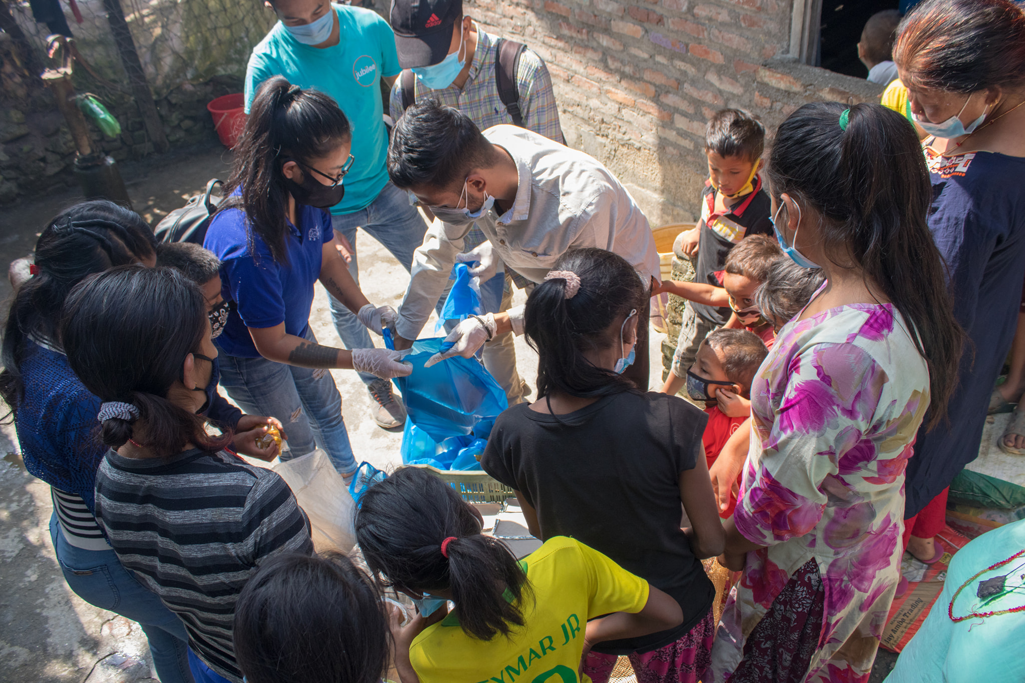Corazones para orar, manos para servir 