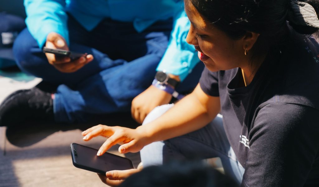 students, digital age, student ministry, using smart phones, digital natives